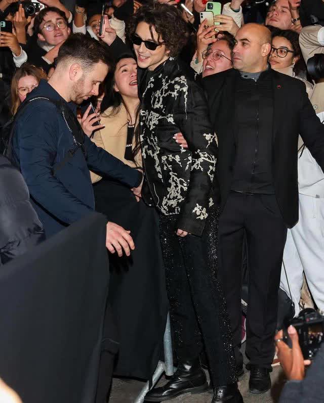G-Dragon đọ dáng Timothée Chalamet tại Paris Fashion Week: Ảnh chất lượng thấp có dìm khí chất Fashion King? - Ảnh 4.
