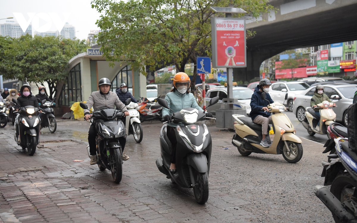 Giao thông Hà Nội thông thoáng trong ngày đầu tiên đi làm sau kỳ nghỉ Tết - Ảnh 15.