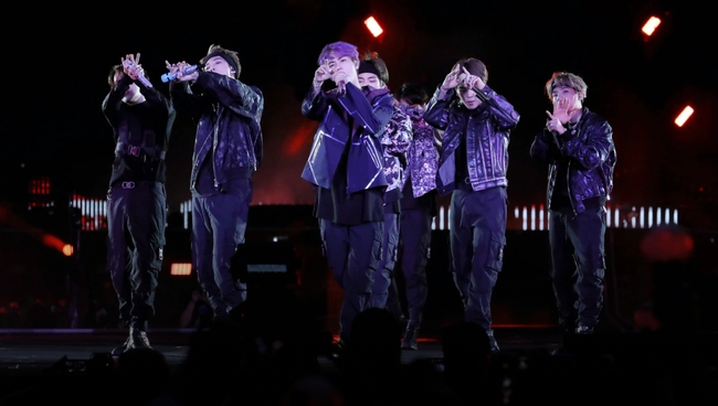 Hiệu ứng Jimin: Giúp cổ phiếu Dior tăng kỷ lục trong 2 ngày, tạo hiệu ứng truyền thông, kích cầu mua sắm - Ảnh 15. Hiệu ứng Jimin: Giúp cổ phiếu Dior tăng kỷ lục trong 2 ngày, tạo hiệu ứng truyền thông, kích cầu mua sắm - Ảnh 15.