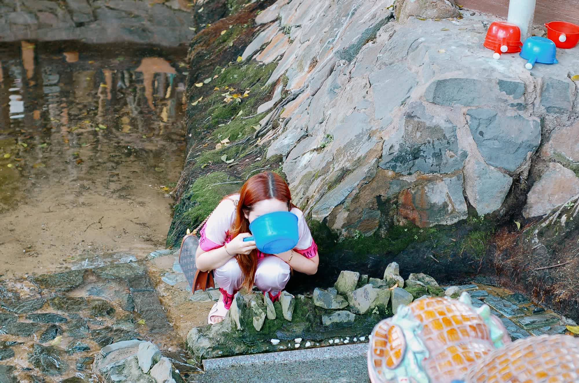 Vượt 50km đến ngôi miếu ở ngoại thành TP.HCM rửa mặt, gội đầu lấy may đầu năm mới - Ảnh 12.