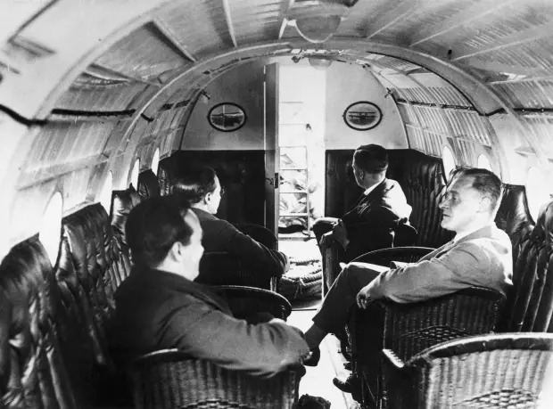 Cảnh tượng trên khoang máy bay từ 100 năm trước - Ảnh 5.