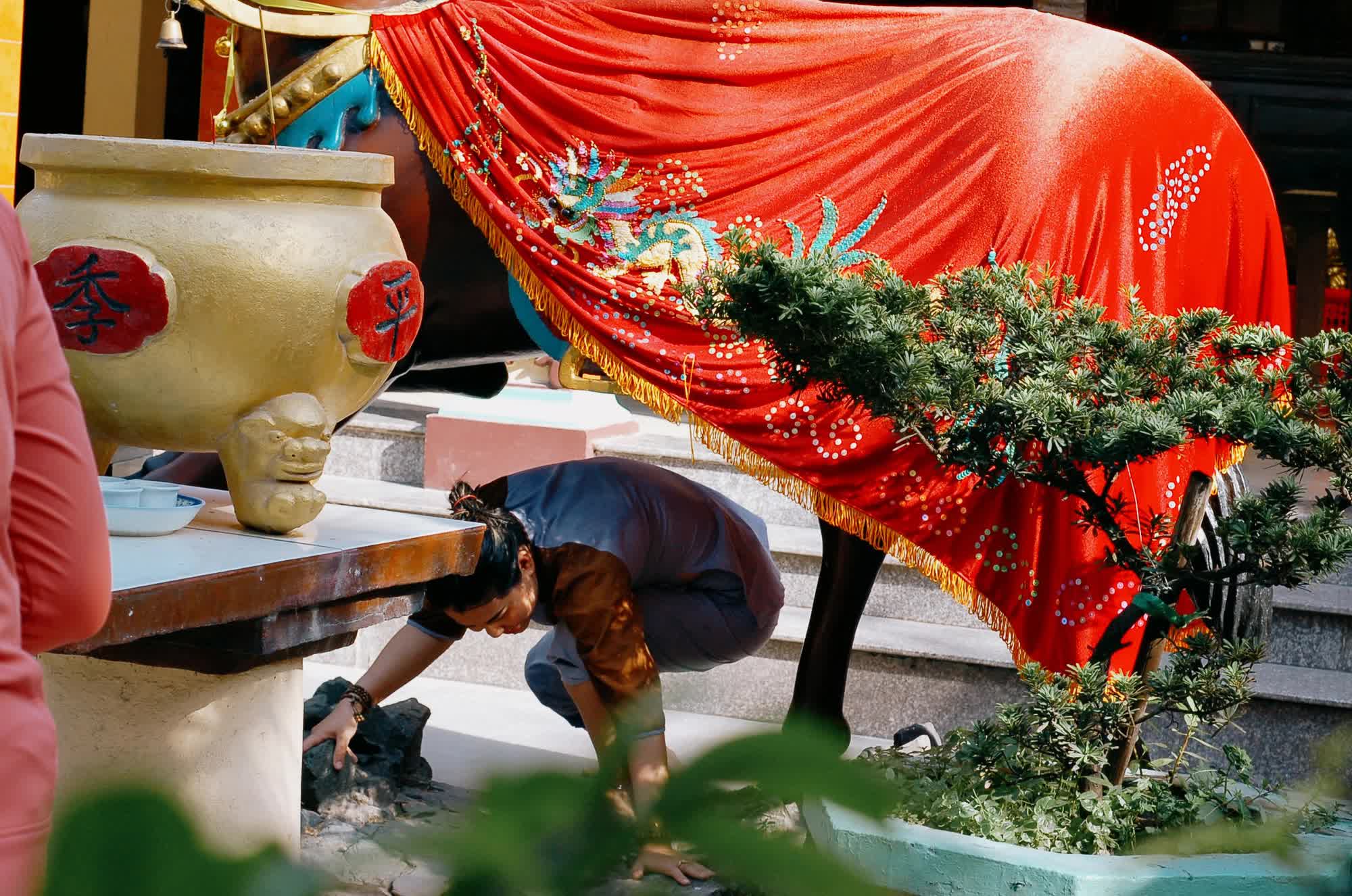 Vượt 50km đến ngôi miếu ở ngoại thành TP.HCM rửa mặt, gội đầu lấy may đầu năm mới - Ảnh 10.