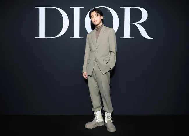 Dior Men Fall 20222023 Đường băng kỷ niệm 75 năm ra mắt New Look và 25  năm cống hiến của Stephen Jones tại nhà mốt  StyleRepublikcom  Thời  Trang sáng tạo