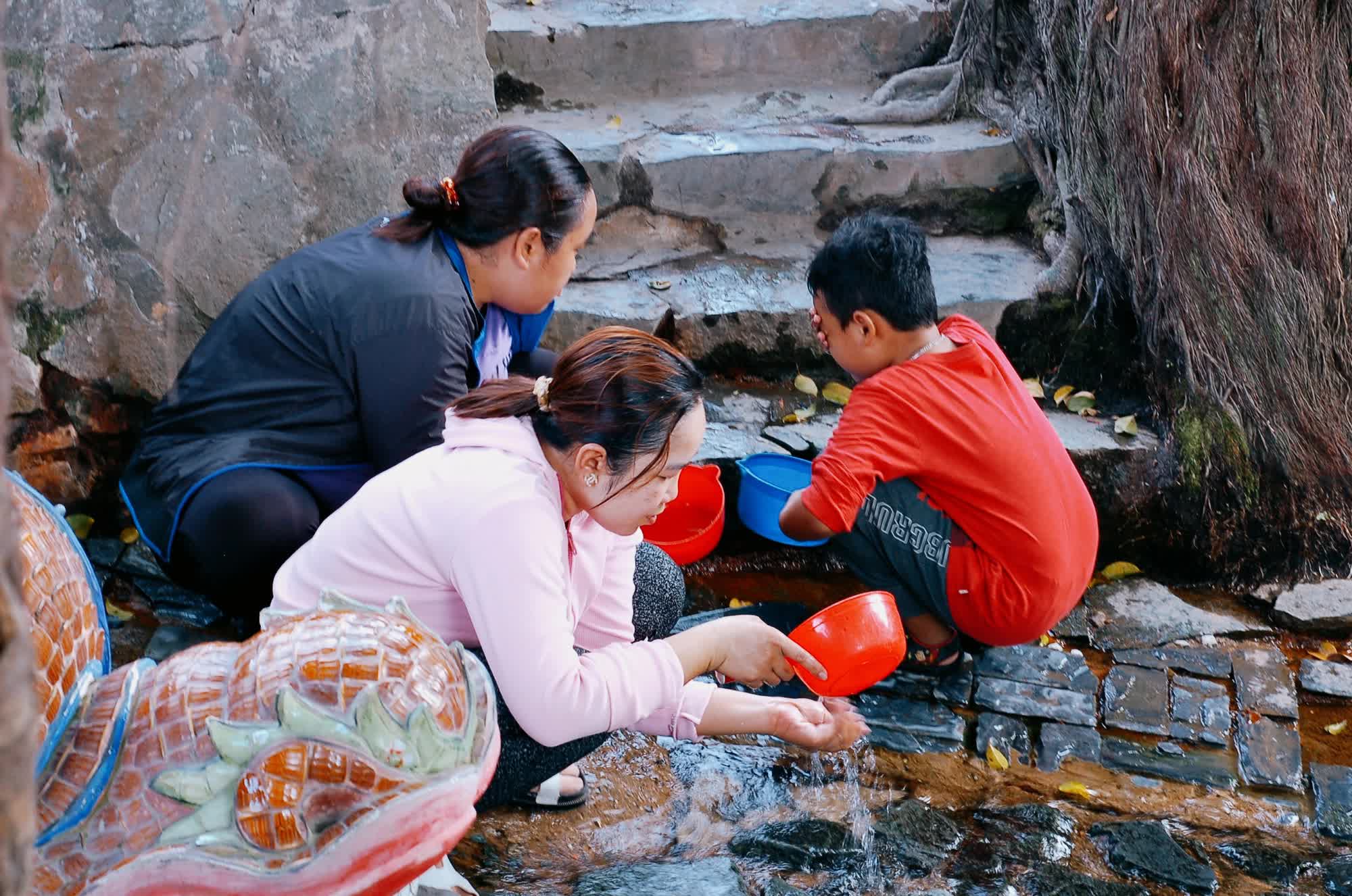Vượt 50km đến ngôi miếu ở ngoại thành TP.HCM rửa mặt, gội đầu lấy may đầu năm mới - Ảnh 7.