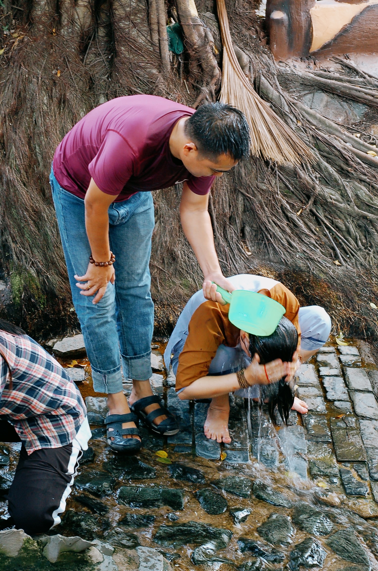 Vượt 50km đến ngôi miếu ở ngoại thành TP.HCM rửa mặt, gội đầu lấy may đầu năm mới - Ảnh 5.