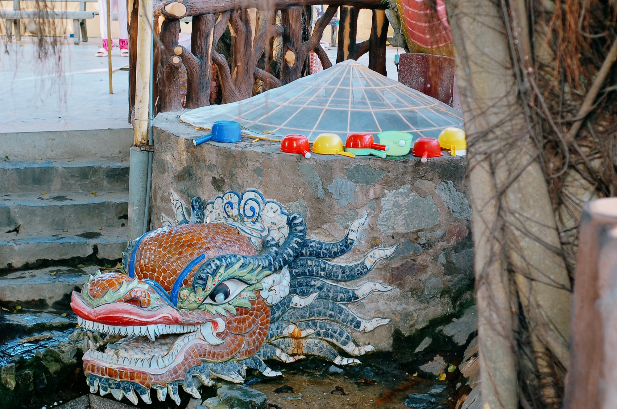 Vượt 50km đến ngôi miếu ở ngoại thành TP.HCM rửa mặt, gội đầu lấy may đầu năm mới - Ảnh 4.