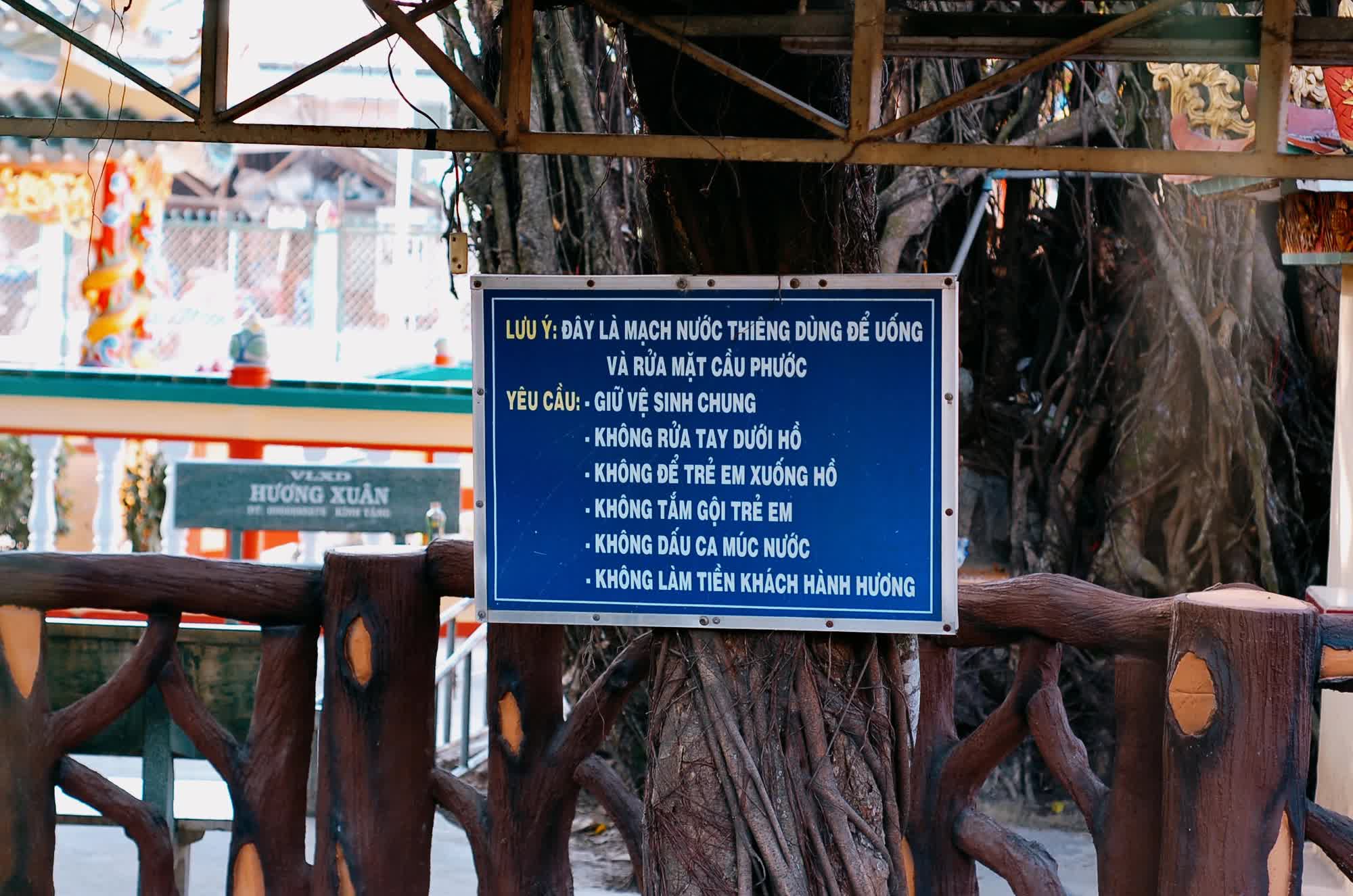 Vượt 50km đến ngôi miếu ở ngoại thành TP.HCM rửa mặt, gội đầu lấy may đầu năm mới - Ảnh 3.