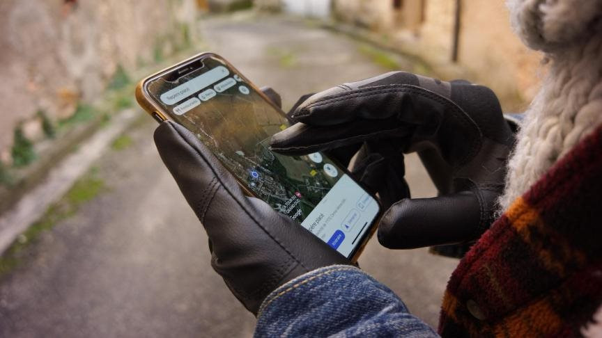 Apple đang âm thầm giành từng phần đất của Google, chẳng trách tỷ phú Bill Gates chỉ thích dùng điện thoại Android - Ảnh 1. Apple đang âm thầm giành từng phần đất của Google, chẳng trách tỷ phú Bill Gates chỉ thích dùng điện thoại Android - Ảnh 1.