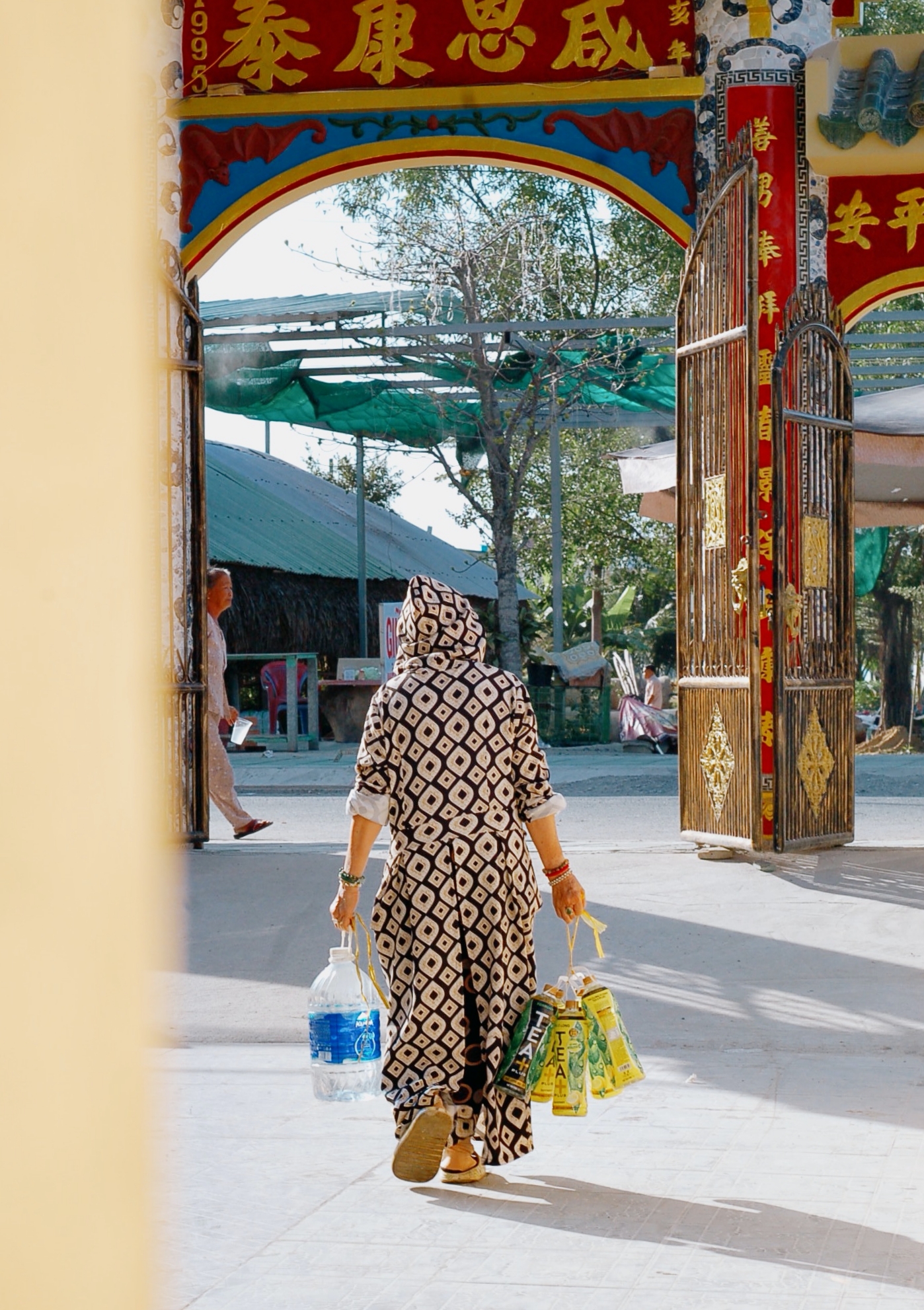 Vượt 50km đến ngôi miếu ở ngoại thành TP.HCM rửa mặt, gội đầu lấy may đầu năm mới - Ảnh 20.