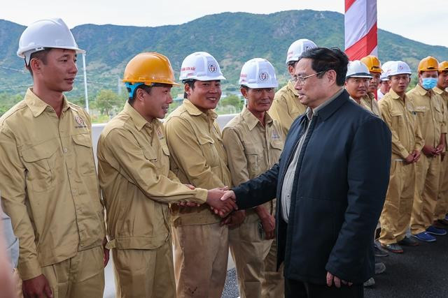  Làm đường có tâm như Tập đoàn Sơn Hải: Về đích sớm 3 tháng, tự bỏ tiền mở rộng lề đường để người dân di chuyển an toàn hơn  - Ảnh 1.