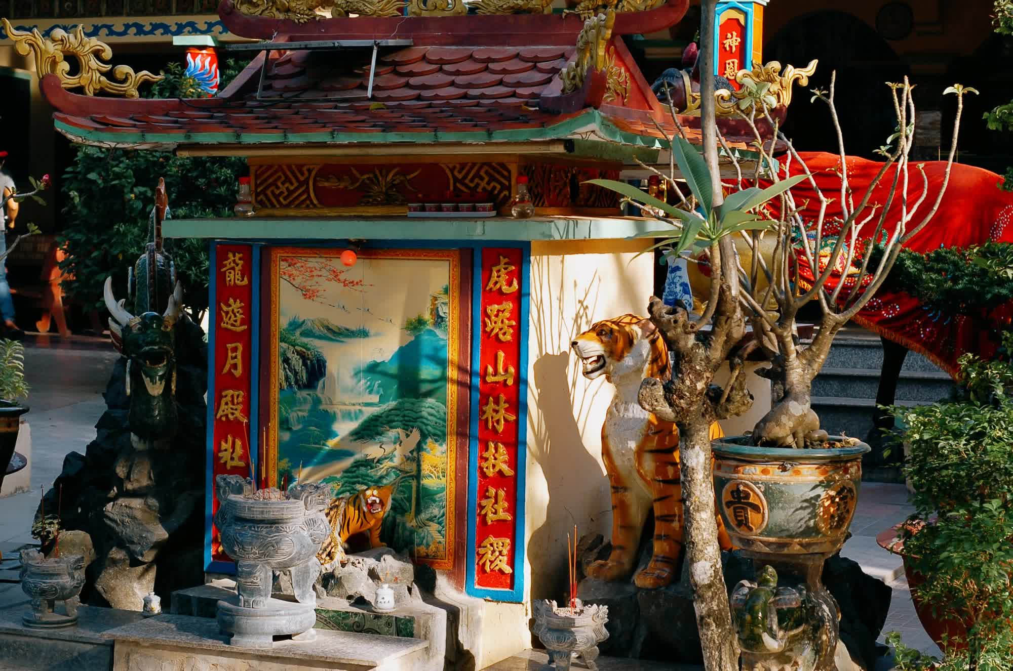 Vượt 50km đến ngôi miếu ở ngoại thành TP.HCM rửa mặt, gội đầu lấy may đầu năm mới - Ảnh 1.