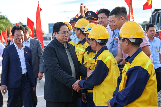 Thủ tướng: Vừa cải tạo, nâng cấp đường sắt Hà Nội-TPHCM, vừa nghiên cứu, chuẩn bị đầu tư đường sắt tốc độ cao Bắc-Nam - Ảnh 2.