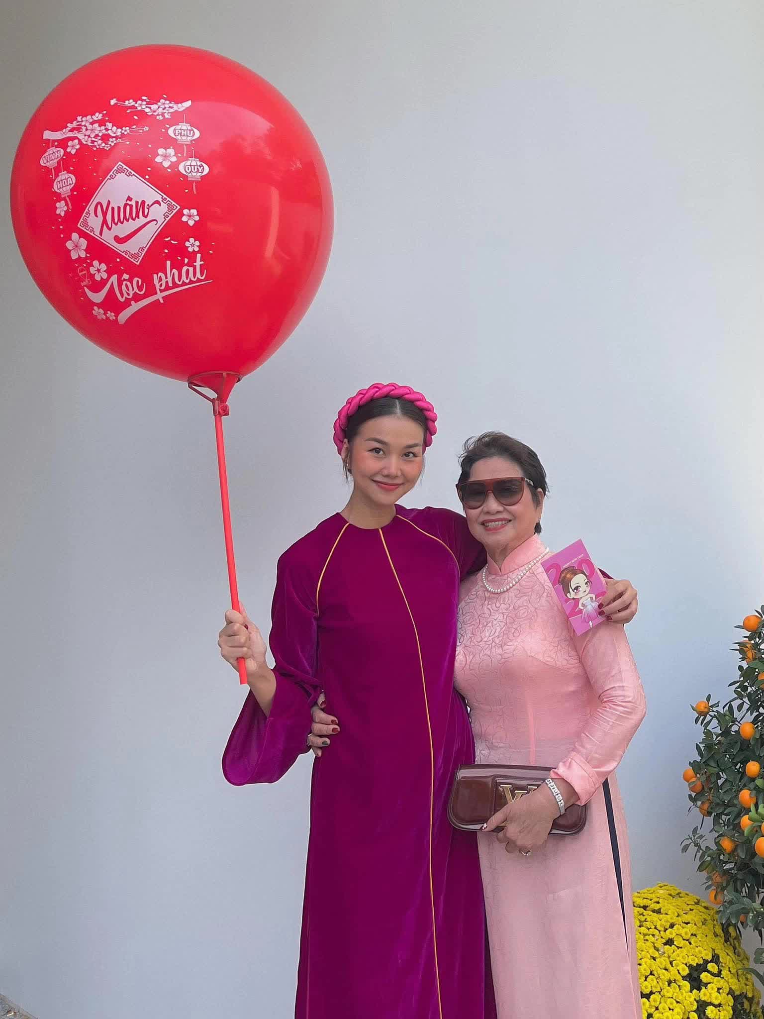 Dàn mỹ nhân Vbiz khoe ảnh bên mẹ ruột ngày Tết: Thùy Tiên và mẫu hậu được ví như hai chị em sinh đôi - Ảnh 6.