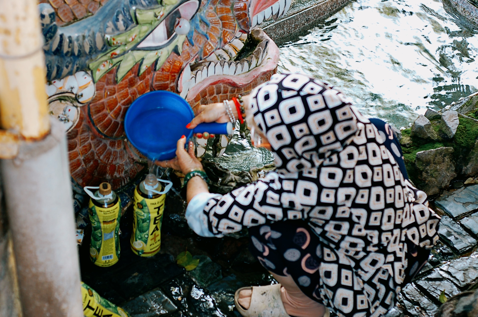 Vượt 50km đến ngôi miếu ở ngoại thành TP.HCM rửa mặt, gội đầu lấy may đầu năm mới - Ảnh 19.