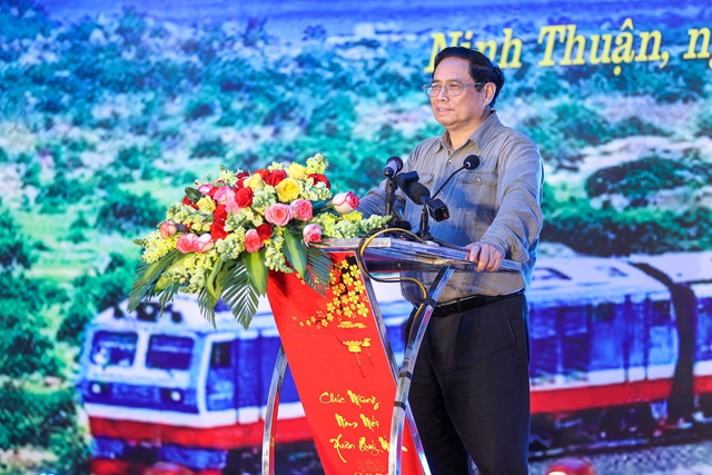 Thủ tướng: Vừa cải tạo, nâng cấp đường sắt Hà Nội-TPHCM, vừa nghiên cứu, chuẩn bị đầu tư đường sắt tốc độ cao Bắc-Nam - Ảnh 1.