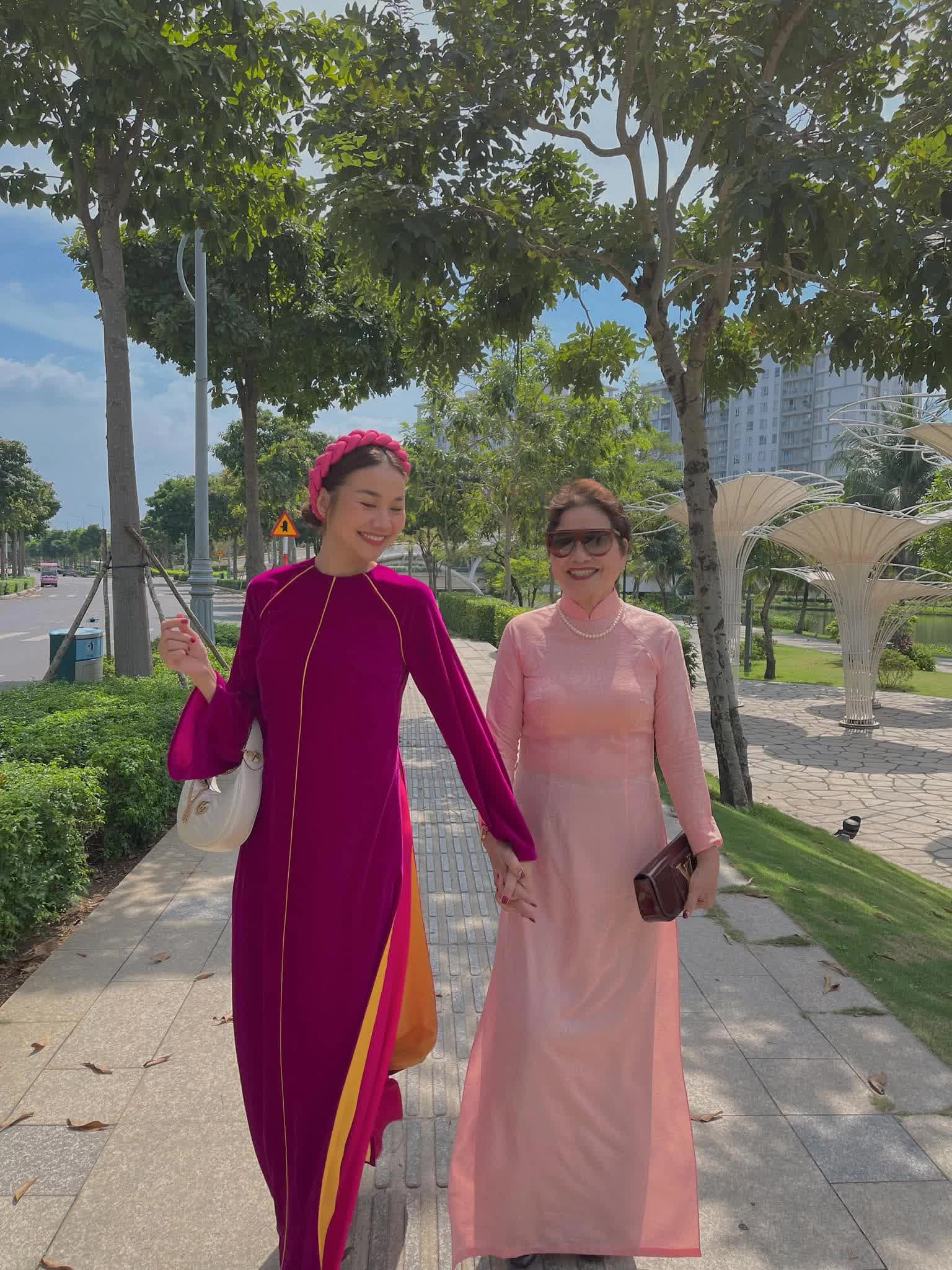 Dàn mỹ nhân Vbiz khoe ảnh bên mẹ ruột ngày Tết: Thùy Tiên và mẫu hậu được ví như hai chị em sinh đôi - Ảnh 5.