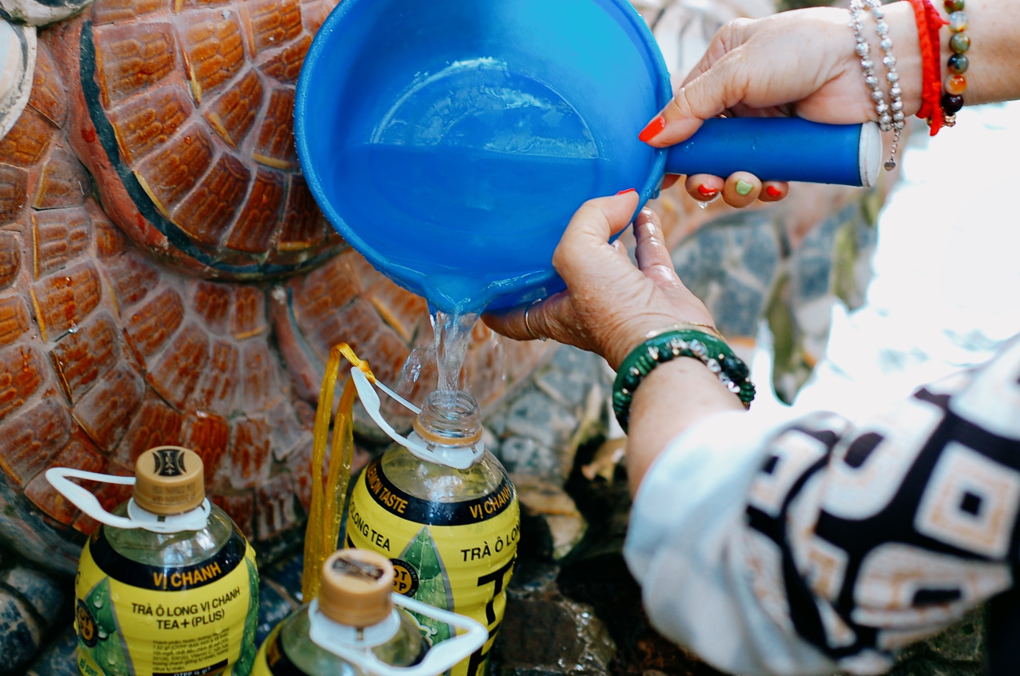 Vượt 50km đến ngôi miếu ở ngoại thành TP.HCM rửa mặt, gội đầu lấy may đầu năm mới - Ảnh 18.