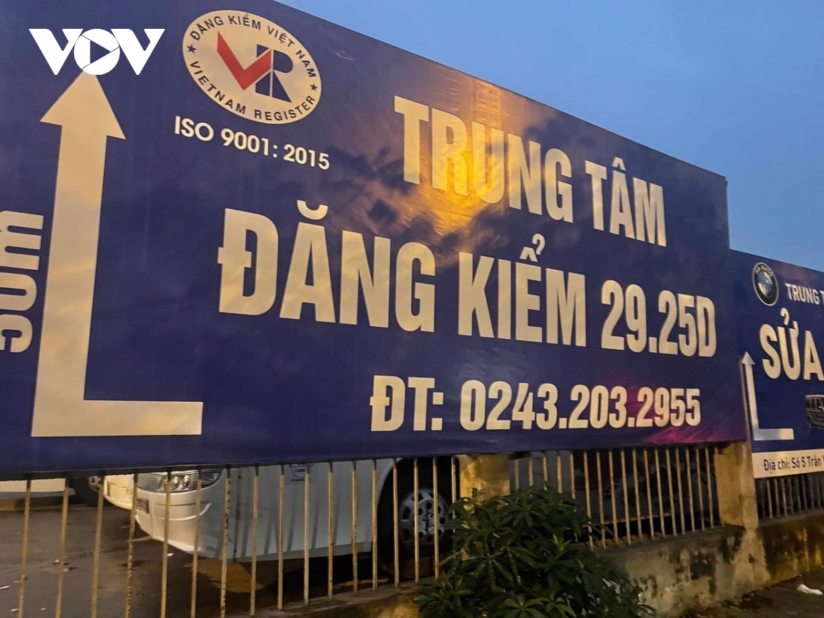 Ô tô xếp hàng từ 4h sáng mùng 6 Tết tại các trung tâm đăng kiểm ở Hà Nội - Ảnh 1.