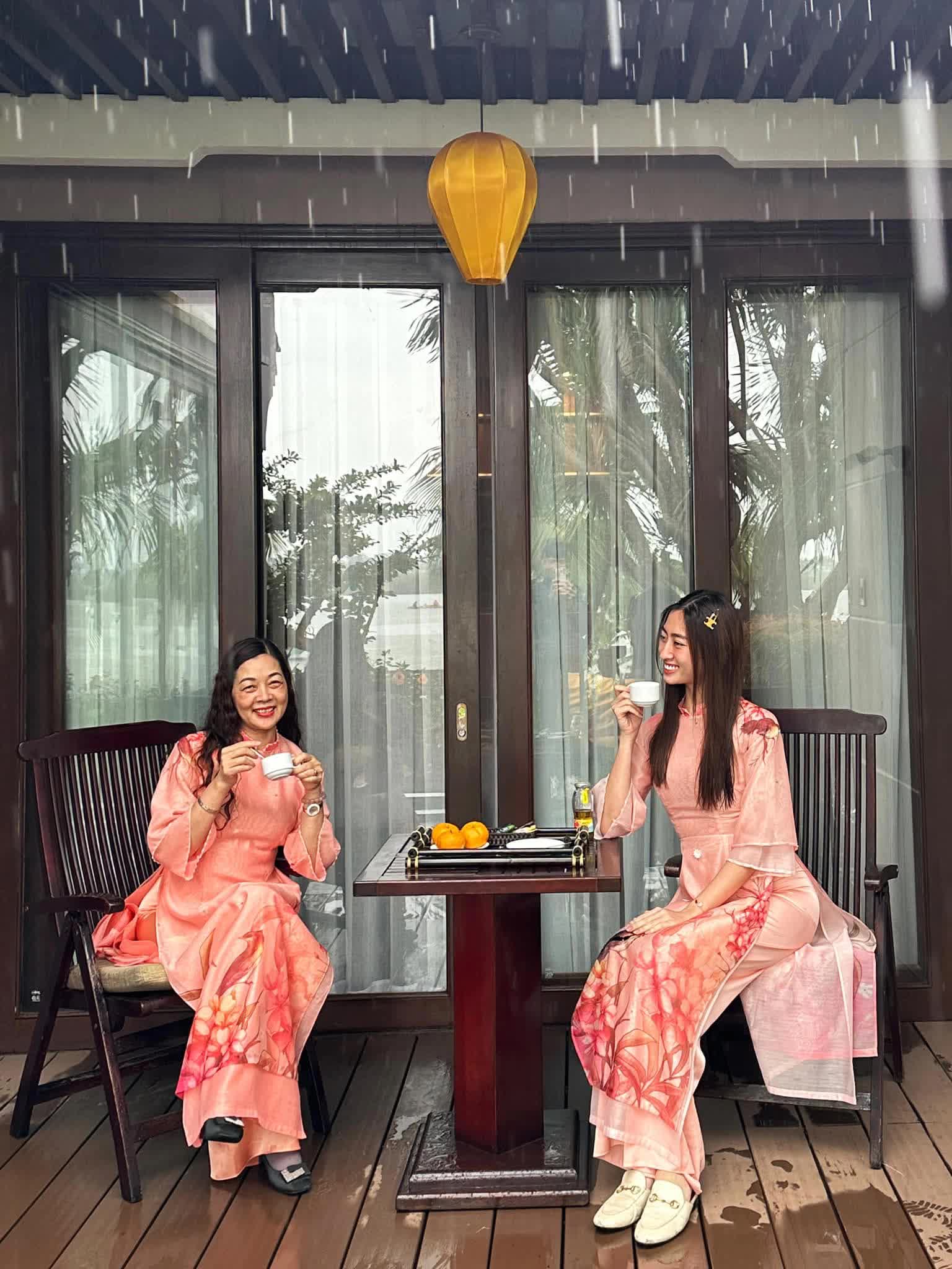 Dàn mỹ nhân Vbiz khoe ảnh bên mẹ ruột ngày Tết: Thùy Tiên và mẫu hậu được ví như hai chị em sinh đôi - Ảnh 3.