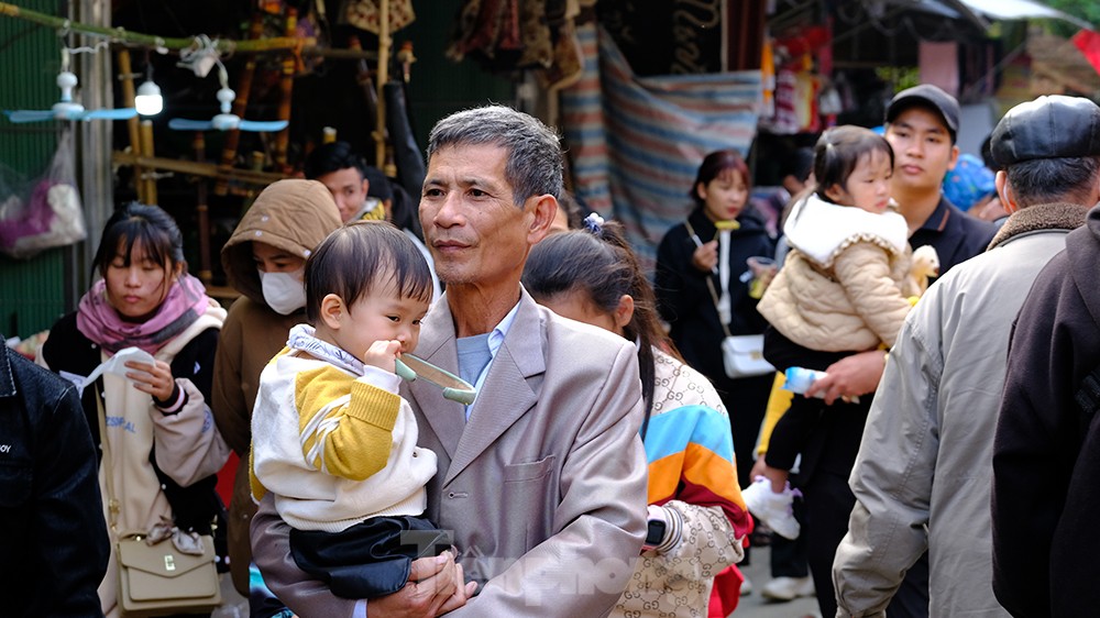 Hàng nghìn du khách đổ về thăm suối cá thần ngày cuối nghỉ Tết Nguyên đán Quý Mão - Ảnh 9.