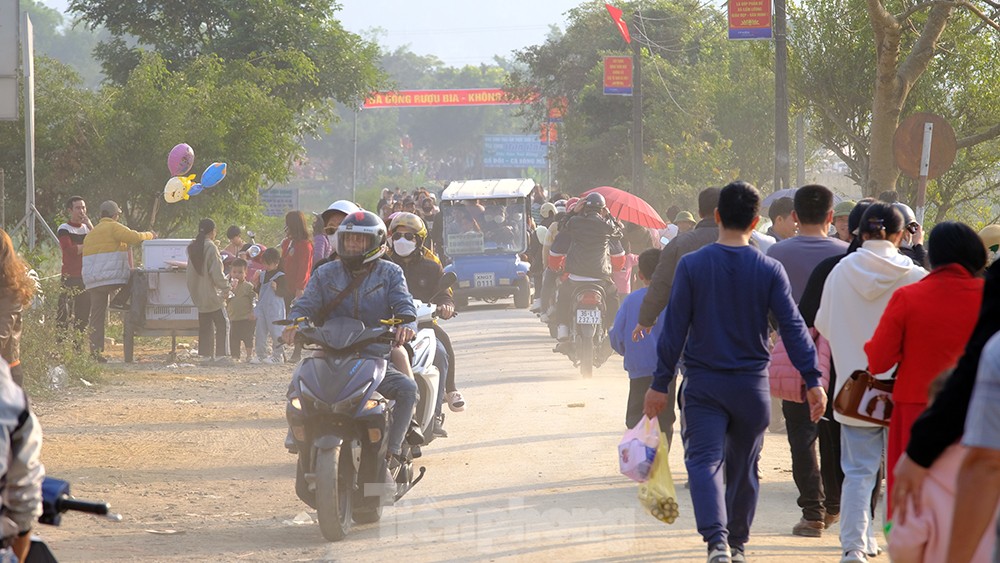 Hàng nghìn du khách đổ về thăm suối cá thần ngày cuối nghỉ Tết Nguyên đán Quý Mão - Ảnh 7.