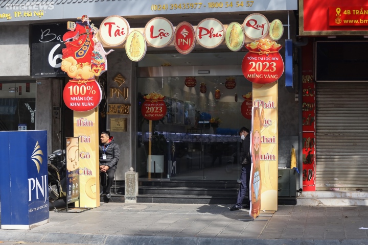 Hà Nội: Trang trí bắt mắt, cửa hàng vàng vẫn vắng vẻ trước ngày vía Thần Tài - Ảnh 4. Hà Nội: Trang trí bắt mắt, cửa hàng vàng vẫn vắng vẻ trước ngày vía Thần Tài - Ảnh 4.