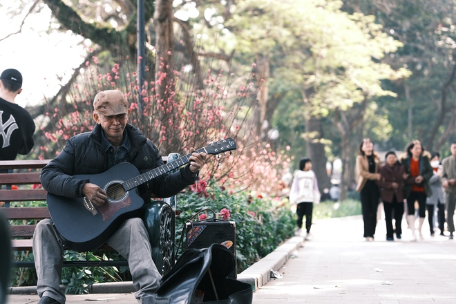  Dân tình Hà Nội đổ xô ra đường, tận hưởng nốt ngày nghỉ cuối cùng của dịp Tết Nguyên đán - Ảnh 4.