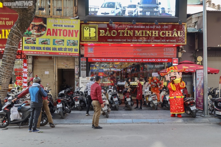Hà Nội: Trang trí bắt mắt, cửa hàng vàng vẫn vắng vẻ trước ngày vía Thần Tài - Ảnh 3. Hà Nội: Trang trí bắt mắt, cửa hàng vàng vẫn vắng vẻ trước ngày vía Thần Tài - Ảnh 3.