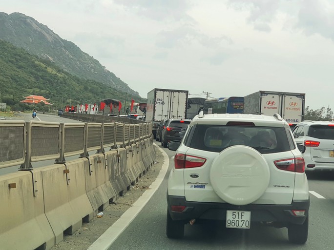 Trở lại TP HCM, nhiều tài xế ngán ngẩm cảnh kẹt xe kéo dài trên Quốc lộ 1A - Ảnh 2. Trở lại TP HCM, nhiều tài xế ngán ngẩm cảnh kẹt xe kéo dài trên Quốc lộ 1A - Ảnh 2.