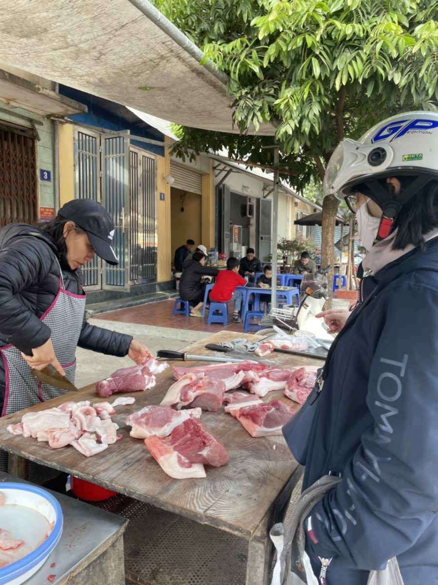 Hàng hóa sau Tết ổn định, rau xanh hạ nhiệt, tôm, cá tăng giá - Ảnh 3.