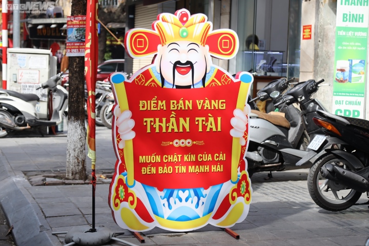Hà Nội: Trang trí bắt mắt, cửa hàng vàng vẫn vắng vẻ trước ngày vía Thần Tài - Ảnh 2. Hà Nội: Trang trí bắt mắt, cửa hàng vàng vẫn vắng vẻ trước ngày vía Thần Tài - Ảnh 2.