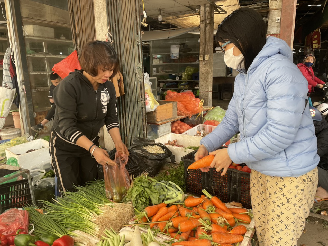 Hàng hóa sau Tết ổn định, rau xanh hạ nhiệt, tôm, cá tăng giá - Ảnh 2.