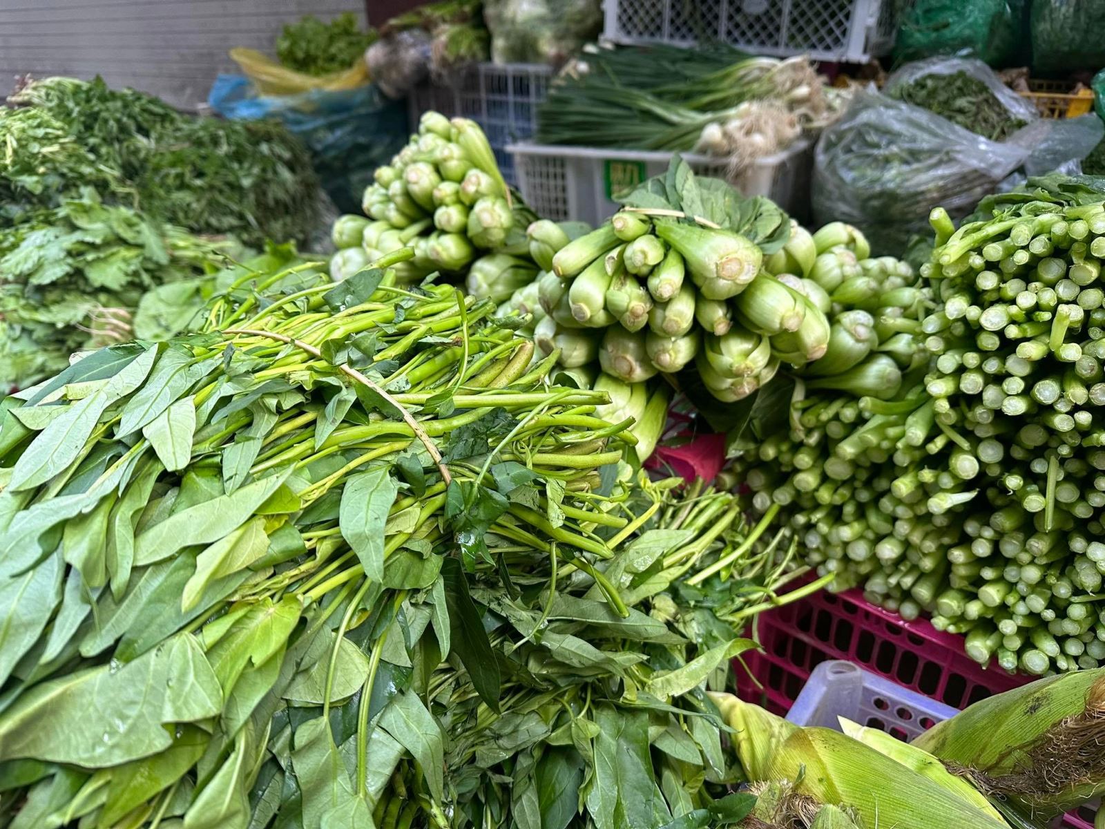 Hàng hóa sau Tết ổn định, rau xanh hạ nhiệt, tôm, cá tăng giá - Ảnh 1.