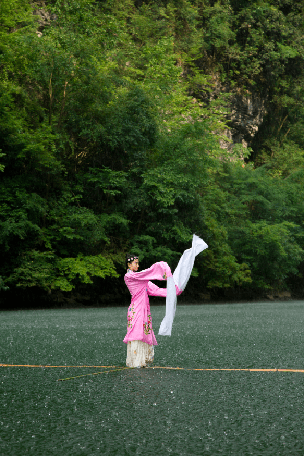 Cô gái sở hữu tuyệt kỹ lướt trên mặt nước gần thất truyền, biểu diễn trên sông như bước ra từ phim võ hiệp - Ảnh 9.