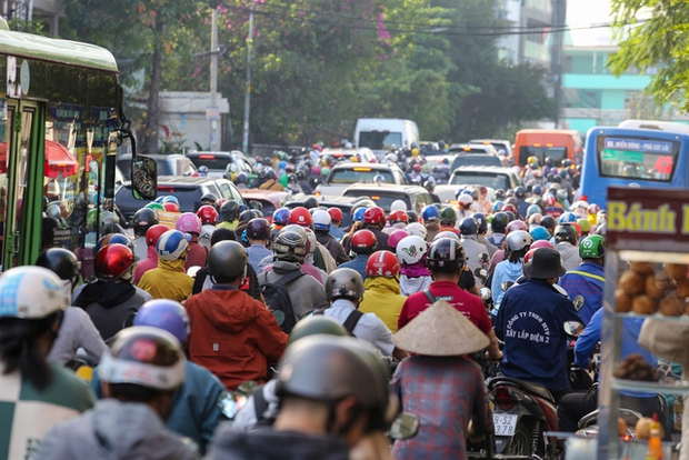  Đường phố ùn tắc kéo dài trong ngày đầu tiên trở lại đi làm năm 2023 - Ảnh 24.