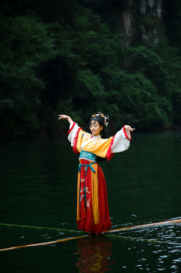 Cô gái sở hữu tuyệt kỹ lướt trên mặt nước gần thất truyền, biểu diễn trên sông như bước ra từ phim võ hiệp - Ảnh 8.