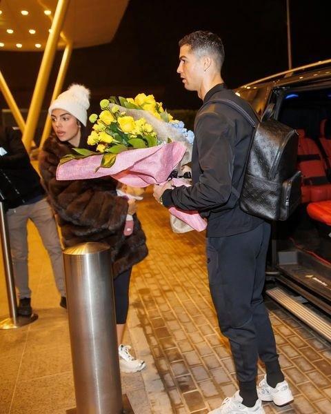Ronaldo và bạn gái khoe nhẫn kim cương 20 carat khi đến Saudi Arabia - Ảnh 6.