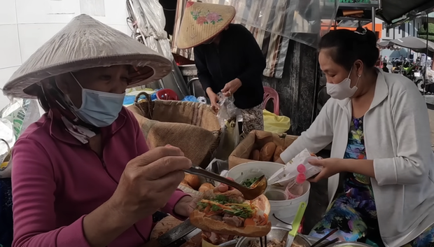  Hàng bánh mì xíu mại có tuổi đời hơn 40 năm khiến chàng du khách Mỹ mê mẩn, mua nhiều đến nỗi chủ quán quen mặt - Ảnh 6.