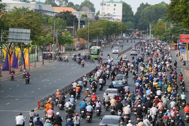 Trời se lạnh, người dân TPHCM mặc áo khoác tấp nập đi làm sau Tết - Ảnh 8.