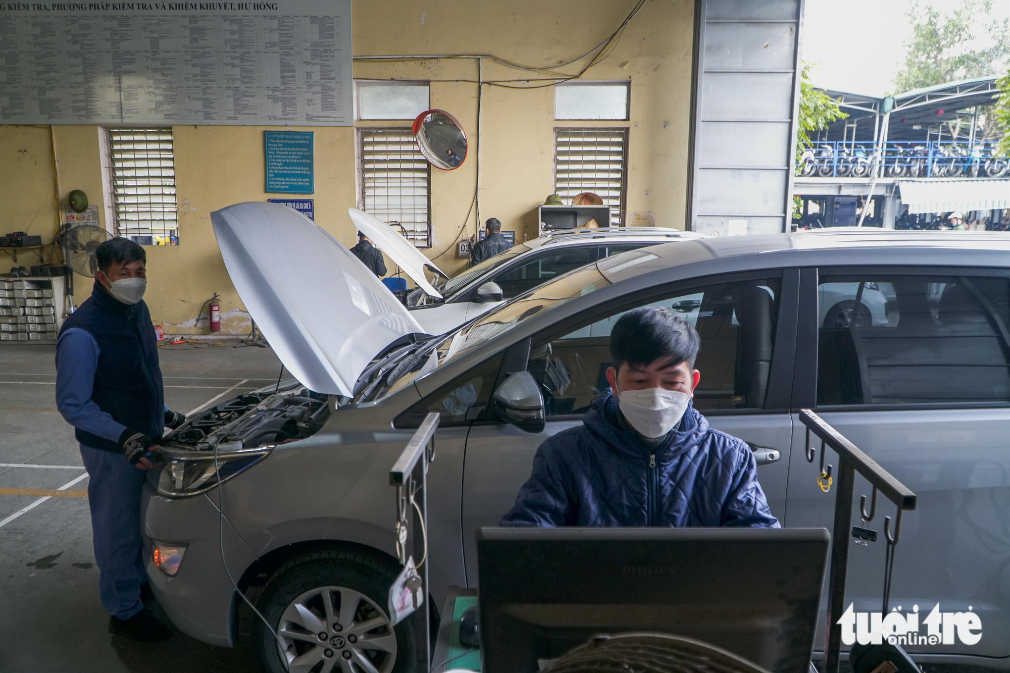 Mới đầu năm, người Hà Nội đã xếp hàng dài dằng dặc chờ đăng kiểm xe - Ảnh 8.