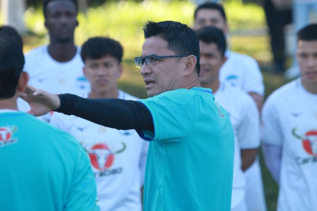 Bom chưa được gỡ, HAGL vẫn bị cấm quảng cáo cho nhà tài trợ mới - Ảnh 1. Bom chưa được gỡ, HAGL vẫn bị cấm quảng cáo cho nhà tài trợ mới - Ảnh 1.