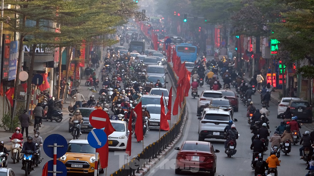 Hơn 9 giờ sáng ô tô vẫn nhích từng mét, giao thông Thủ đô trở lại bình thường - Ảnh 3.