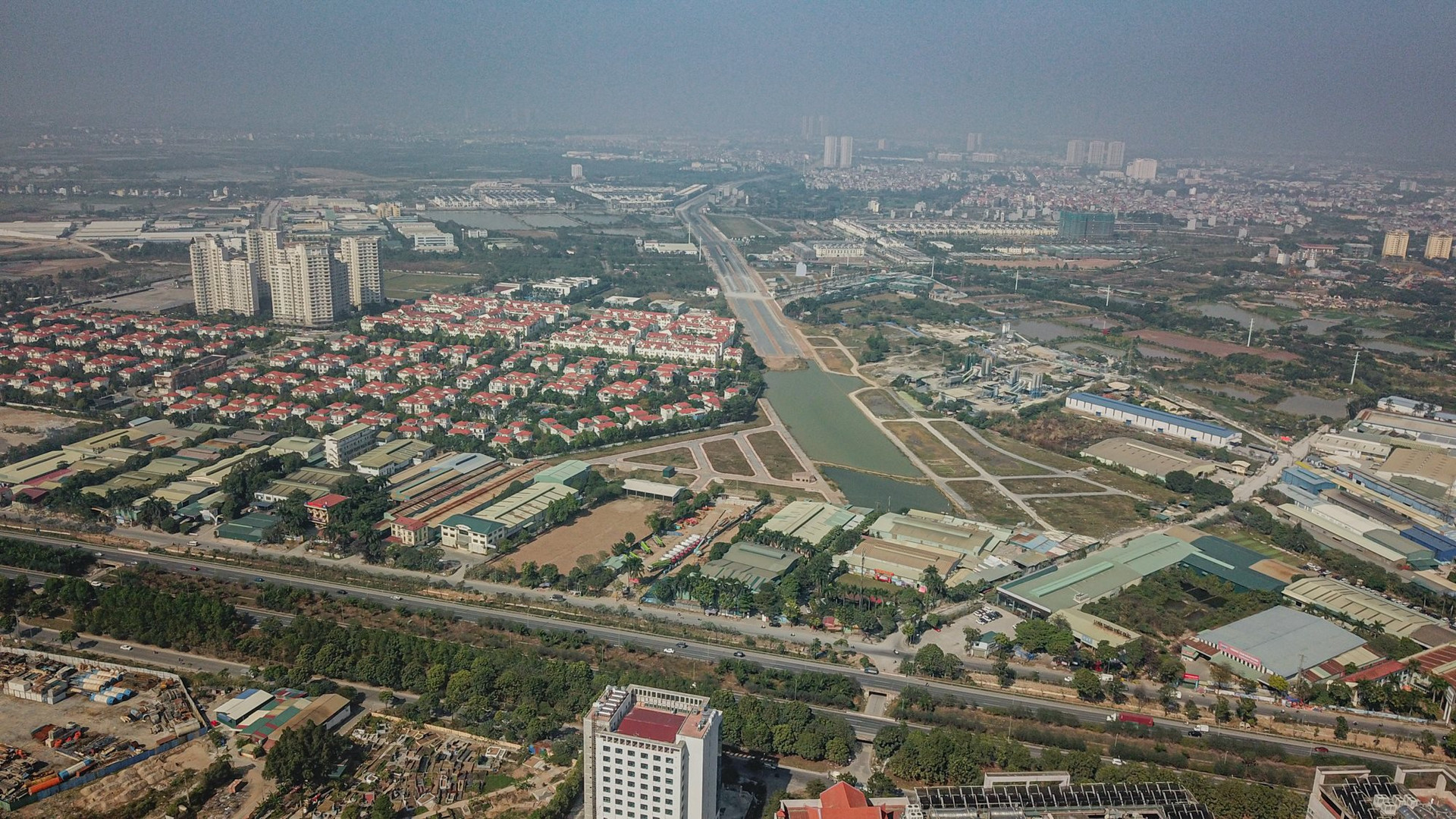 Hà Nội: Cận cảnh hàng nghìn căn biệt thự sát tuyến đại lộ 16 làn xe dài nhất, rộng nhất Việt Nam có giá chỉ từ 80 triệu đồng/m2 - Ảnh 3.