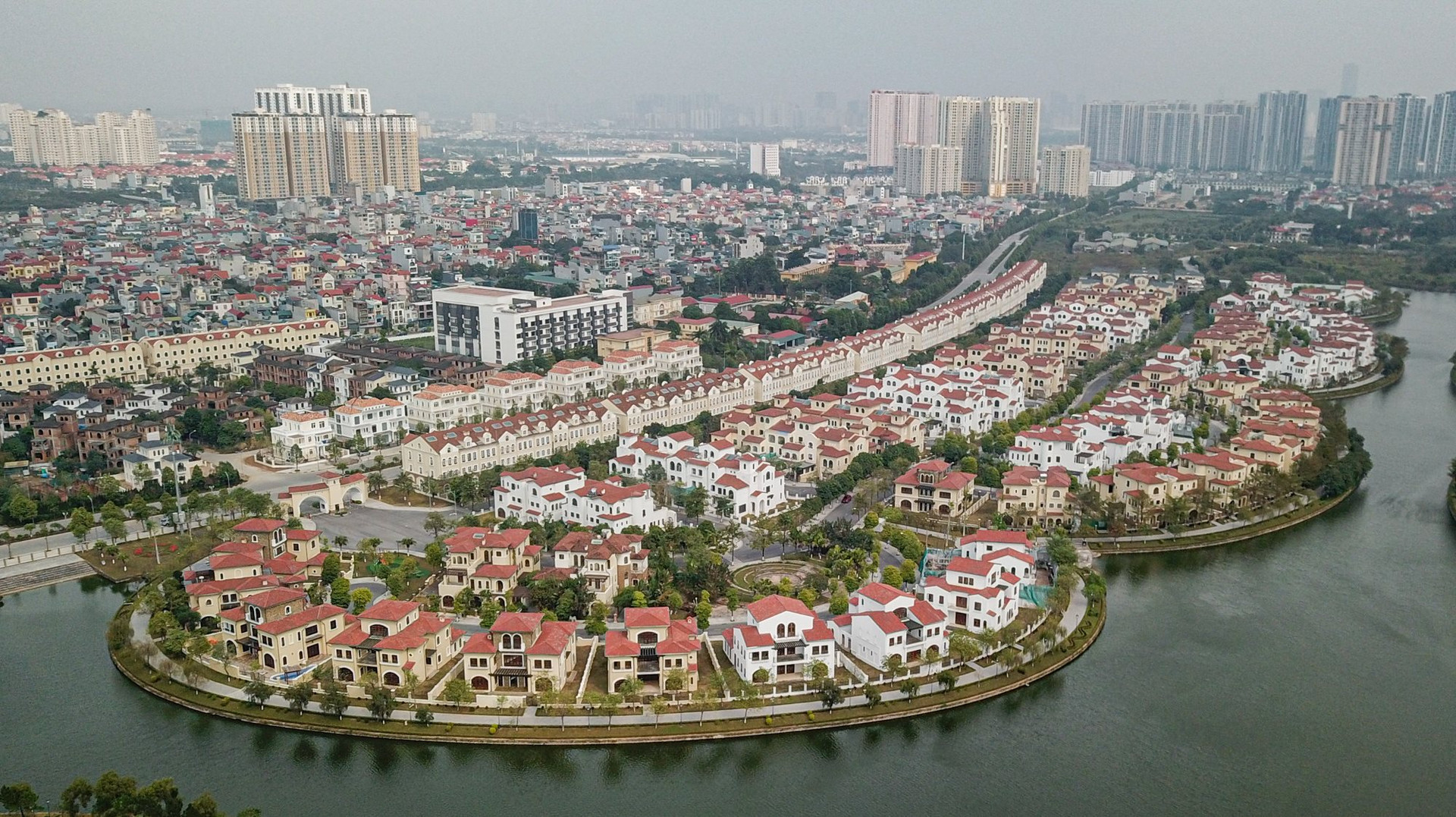 Biệt thự sát tuyến đại lộ 16 làn xe dài nhất, rộng nhất Việt Nam có giá chỉ từ 80 triệu đồng/m2 - Ảnh 1. Biệt thự sát tuyến đại lộ 16 làn xe dài nhất, rộng nhất Việt Nam có giá chỉ từ 80 triệu đồng/m2 - Ảnh 1.