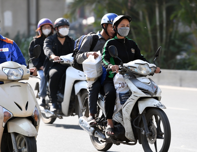  Chùm ảnh: Sinh viên túi to túi bé từ quê lên Hà Nội sau kỳ nghỉ Tết, chuyến này ăn cả tháng chưa hết đồ  - Ảnh 11.