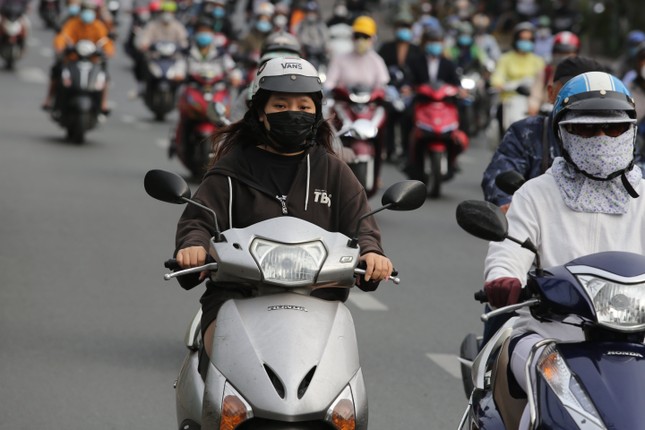 Trời se lạnh, người dân TPHCM mặc áo khoác tấp nập đi làm sau Tết - Ảnh 7.