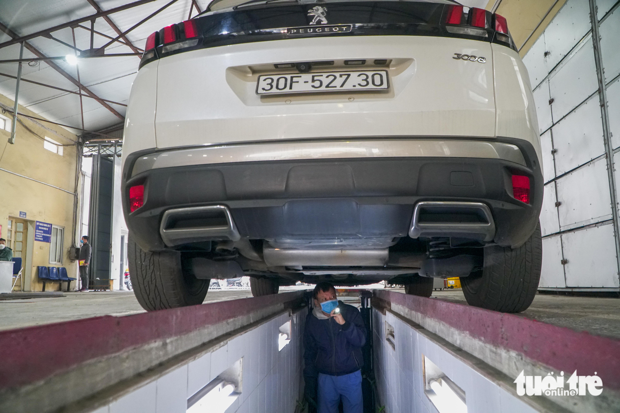 Mới đầu năm, người Hà Nội đã xếp hàng dài dằng dặc chờ đăng kiểm xe - Ảnh 7.