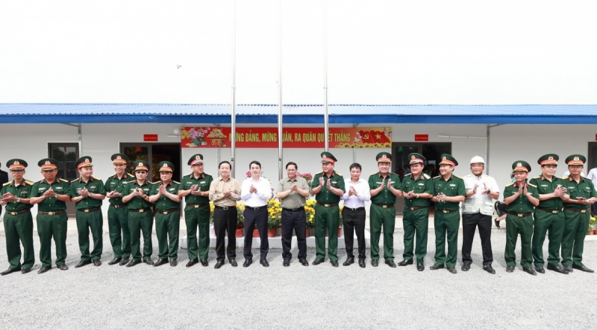 Thủ tướng Phạm Minh Chính kiểm tra Dự án cao tốc khu vực ĐBSCL - Ảnh 6. Thủ tướng Phạm Minh Chính kiểm tra Dự án cao tốc khu vực ĐBSCL - Ảnh 6.