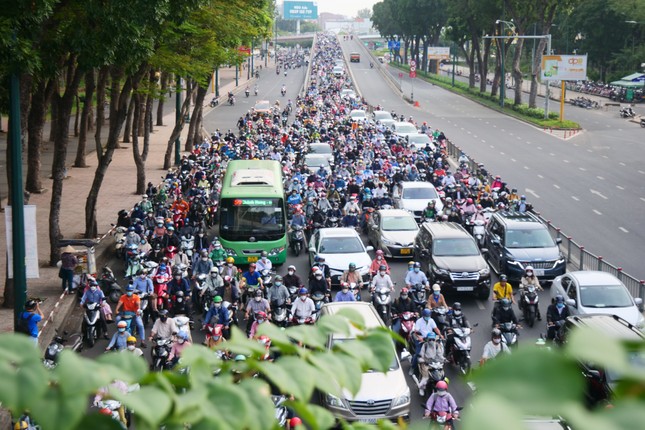 Trời se lạnh, người dân TPHCM mặc áo khoác tấp nập đi làm sau Tết - Ảnh 6.