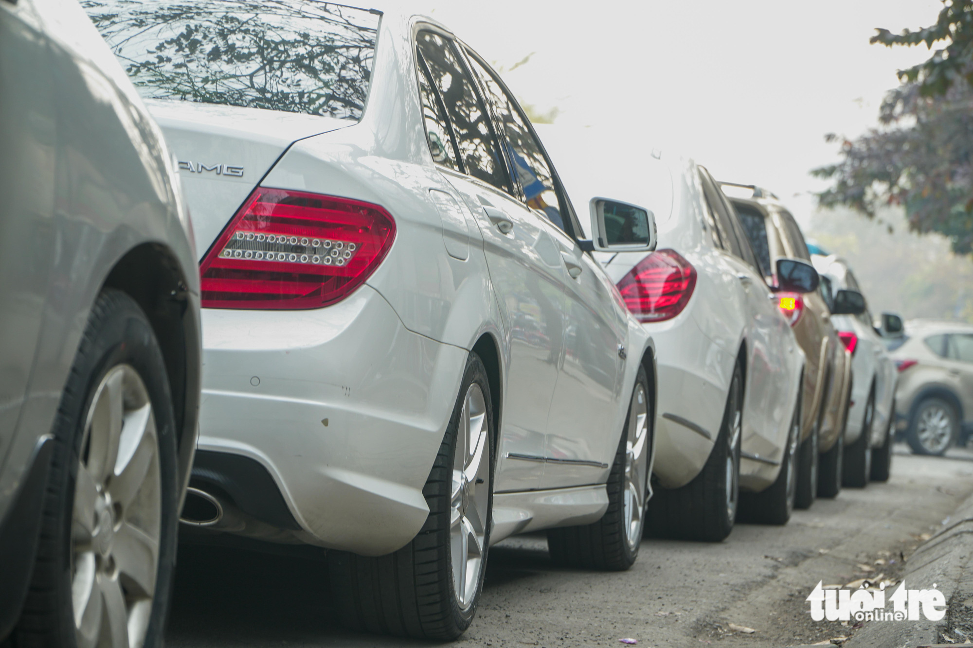 Mới đầu năm, người Hà Nội đã xếp hàng dài dằng dặc chờ đăng kiểm xe - Ảnh 5.